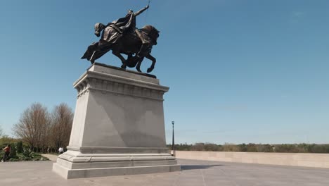 Estatua-Del-Caballo-Apoteósico-En-Saint-Louis-Con-Visitantes-En-Missouri,-EE.UU.