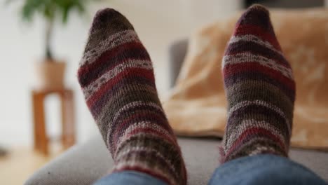 Füße-Mit-Warmen-Wollsocken-An,-Gestreifte-Stricksocken