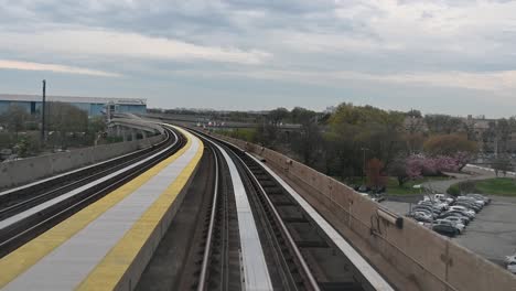 Overground-Zum-New-Yorker-Flughafen-Mit-Blick-Auf-American-Airlines,-USA