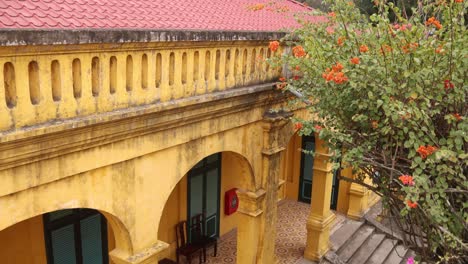 Antigua-Arquitectura-Histórica-Amarilla-En-El-Casco-Antiguo-De-Hanoi,-La-Capital-De-Vietnam-En-El-Sudeste-Asiático.