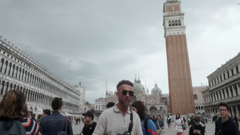 Gente-Que-Visita-La-Famosa-Plaza-San-Marco-Con-El-Campanario-Campanile-En-Venecia,-Italia