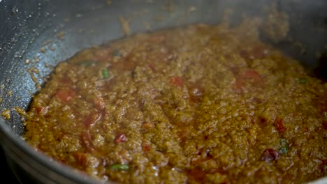 Preparación-De-Comida-Hirviendo-En-Una-Olla,-Deliciosa-Gastronomía