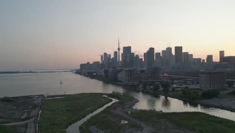 Atemberaubende-4K-Filmaufnahmen-Der-Skyline-Von-Toronto,-Getaucht-In-Die-Goldenen-Farben-Des-Sonnenuntergangs,-Die-Die-Dynamische-Architektur-Und-Die-Belebten-Straßen-Der-Stadt-Hervorheben