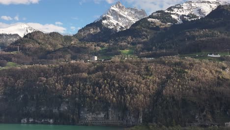 Die-Luftperspektive-Zeigt-Die-Malerischen-Schneebedeckten-Berggipfel-Von-Wessen,-Schweiz,-Umgeben-Von-Wäldern-Darunter,-Unberührt-Vom-Schnee,-Und-Zeigt-Den-Kontrast-Der-Höhen-In-Bergigem-Gelände