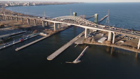 El-Puente-Skyway-Sobre-Aguas-Tranquilas-En-Hamilton-Durante-El-Día,-Tráfico-Ligero,-Vista-Aérea.