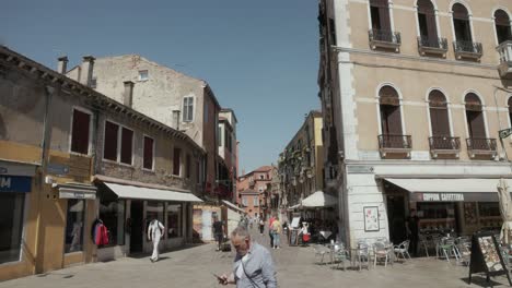 Typische-Szene-Mit-Menschen-Und-Cafés-Auf-Den-Straßen-Von-Venedig,-Italien