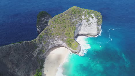 Aerial-footage-of-a-very-popular-tourist-location-in-Bali-and-Nusa-Penida
