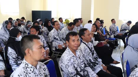 Un-Grupo-De-Profesores-Se-Está-Reuniendo,-Pekalongan-Indonesia-21-2022-De-Septiembre