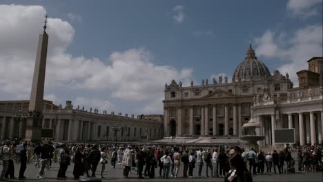 Los-Turistas-Se-Embarcan-En-Una-Exploración-De-La-Amplia-Plaza-Contigua-A-La-Antigua-Catedral-Católica-En-La-Ciudad-Del-Vaticano.