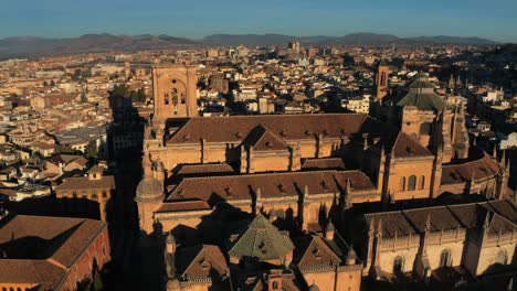 Luftaufnahme-Der-Kathedrale-Von-Granada-Während-Des-Sonnenuntergangs-Zur-Goldenen-Stunde