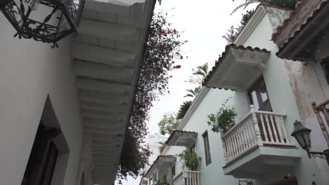 Arquitectura-Colonial,-Balcones-Con-Flores,-Edificios-En-Cartagena,-Colombia