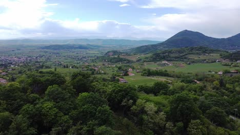 Luftaufnahme-über-Der-Malerischen-Italienischen-Landschaft-Der-Euganeischen-Hügel-Mit-Landwirtschaftlichen-Weinbergen-Und-Dörfern-In-Der-Ferne