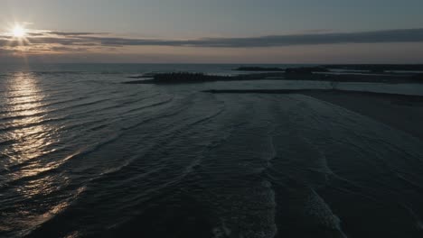 Blick-Auf-Den-Sonnenuntergang-über-Den-Ruhigen-Wellen-Am-Owen-Sound,-Ontario-Mit-Heiterer-Küstenlandschaft