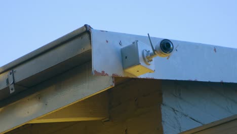 CCTV-Kameras-Auf-Dem-Dach-Außerhalb-Des-Hauses-Installiert