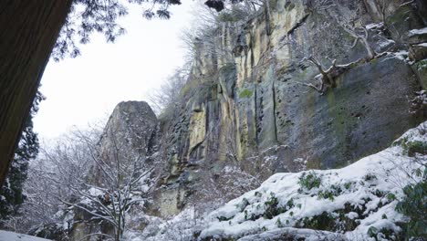 Eisige-Klippen-Im-Wald-Des-Yamaadera-Tempels,-Yamagata,-Japan