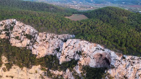 Ibiza-Klippe-Am-Meer-Sonnt-Sich-Im-Warmen-Schein-Des-Sonnenuntergangs