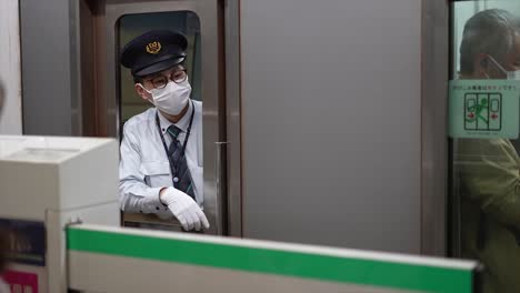 Pendler-Bewegen-Sich-Durch-Den-Bahnhof-Shibuya-Während-Der-Hauptverkehrszeit,-Bezirk-Shibuya,-Tokio,-Japan