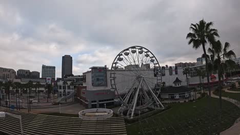 Overcast-day-at-Long-Beach-with-Ferris-wheel-and-cityscape,-distant-view,-calm-mood