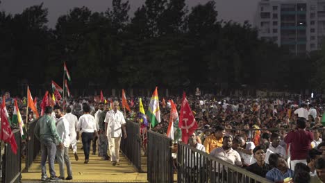 Politische-Flaggen-Und-Menschenmenge-Während-Des-Lok-Sabha-Wahlkampfes-Von-Uddhav-Thackeray-Und-Sharad-Pawar-Auf-Dem-College-Gelände-In-Warje