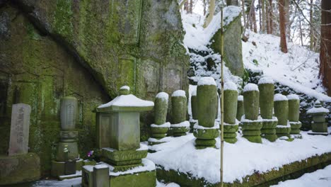 Nieve-En-El-Santuario-Budista-De-Montaña-En-Yamadera