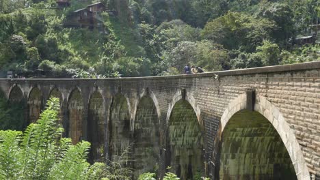 Timelapse-Del-Tren-Que-Pasa-Sobre-El-Puente-De-Nueve-Arcos-En-Sri-Lanka