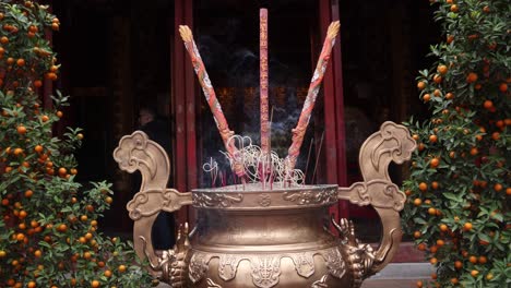 Weihrauch-Brennt-Vor-Dem-Konfuzius-Tempel-In-Hanoi,-Der-Hauptstadt-Von-Vietnam-In-Südostasien