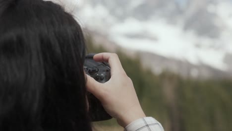 Beschnittene-Ansicht-Einer-Frau-Mit-Einer-Kamera,-Die-Fotos-Vom-Dolomiten-Gebirgskamm-In-Italien-Macht