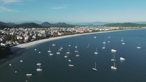 Vista-Aérea-Panorámica-De-Las-Playas-De-Jurerê-Y-Jurerê-Internacional-En-La-Reconocida-&quot;isla-Mágica&quot;:-Florianópolis.
