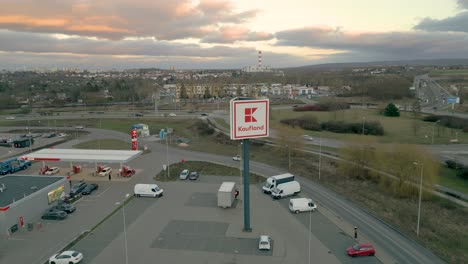 Letrero-O-Logotipo-De-La-Tienda-Kaufland-En-Szczecin,-Polonia---Toma-Aérea-De-Un-Drone