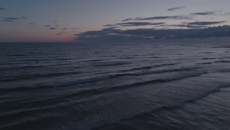 Ruhiger-Owen-Sound-Beach-In-Der-Abenddämmerung,-Sanfte-Wellen-Unter-Einem-Himmel-Mit-Farbverlauf,-Heitere-Naturszene