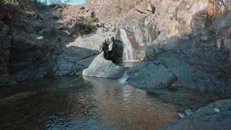 Ruhiger-Wasserfall-In-Felsigem-Gelände-Mit-Klarem-Wasser,-Das-Die-Ruhige-Naturatmosphäre-Widerspiegelt,-Weitwinkelaufnahme