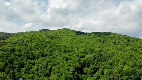 4K-Filmmaterial-Aus-Der-Luft-Mit-Einer-Drohne,-Die-über-Einen-Wunderschönen-Berg-In-Einem-Tal-Auf-Der-Rumänischen-Karpatenseite-Fliegt