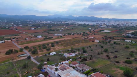 Transición-Urbano-rural-Cerca-De-La-Costa,-Ciudad-Costera