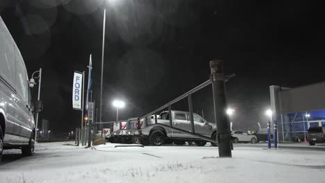 Autos-Auf-Dem-Parkplatz-Während-Schneestürmen-In-Der-Nacht