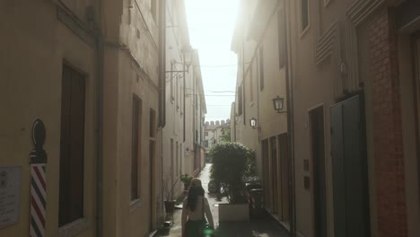 Una-Niña-Camina-Por-La-Calle-Estrecha-En-La-Ciudad-Histórica-De-Italia.