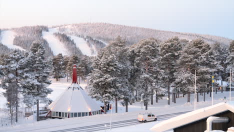 Schneebedecktes-Dach-Eines-Schwedischen-Restaurants-In-Der-Winterlichen-Landschaft-Von-Arvidsjaur-In-Schweden