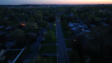 Vogelperspektive-Flug-über-Die-Hauptstraße-Der-Amerikanischen-Stadt-In-Der-Dämmerung-Nach-Sonnenuntergang