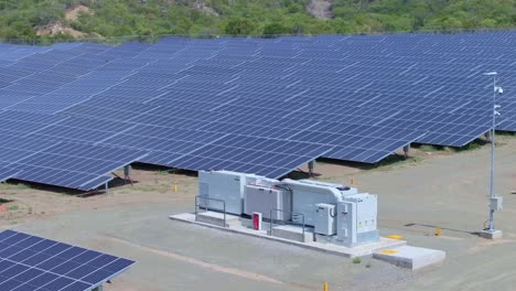 Sonnenkollektoren-Im-Photovoltaikpark-Und-Elektronische-Steuereinheit