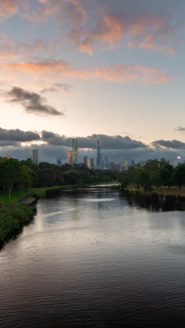 Vertikaler-4K-Zeitraffer,-Blick-Auf-Die-Skyline-Von-Melbourne,-Australien,-Vom-Botanischen-Garten-über-Den-See