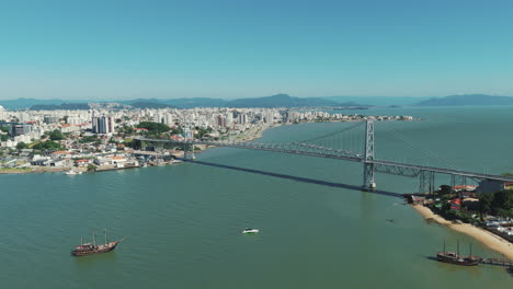 Puente-Hercílio-Luz,-En-Florianópolis,-Brasil