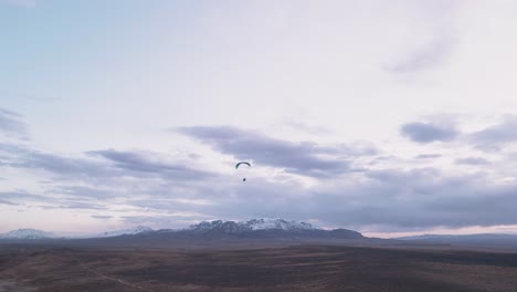 Luftaufnahme-Des-Gleitschirmfliegens-In-Utah,-USA