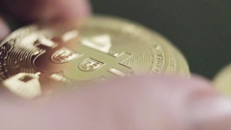 Hände-Halten-Bitcoin-Münzen-Kryptowährung-Digitale-Währung-Physisches-Gold-Investitionskonzept