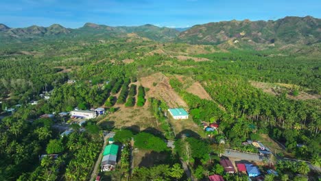 Montañas-Verdes-Con-Sendero-En-La-Cima-De-La-Isla-De-Mindanao,-Filipinas-En-Verano.