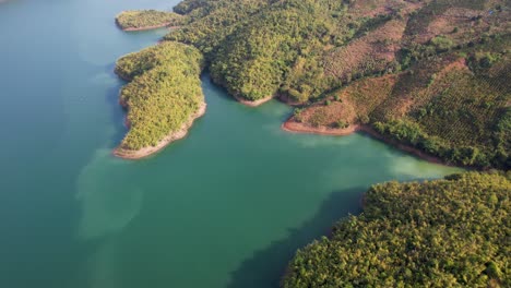 Eine-Luftaufnahme-Von-Tà-Đùng-In-Vietnam,-Asien,-Einem-See,-Der-Durch-Ein-Wasserkraftwerk-Entstanden-Ist