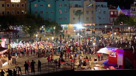 Multitudes-Y-Multitudes-De-Personas-Se-Reúnen-Para-Festejar-Y-Disfrutar-Del-Desfile-De-Carnaval-Por-La-Noche.