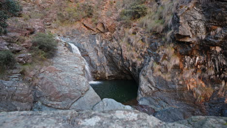 Abgeschiedener-Natürlicher-Felsenpool-Mit-Wasserfall,-Aufgenommen-Im-Sanften-Abendlicht