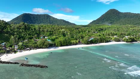 Strand-Von-Pasir-Putih,-Unberührter-Sand,-Klares-Türkisfarbenes-Wasser