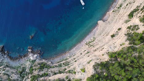 Segelboot-Ibiza-Klippe-Am-Meer-Sonnt-Sich-Im-Warmen-Schein-Des-Sonnenuntergangs