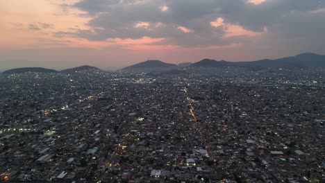 Die-Dämmerung-Bricht-über-Der-Gegend-Von-Ecatepec-Im-Norden-Mexikos-Herein