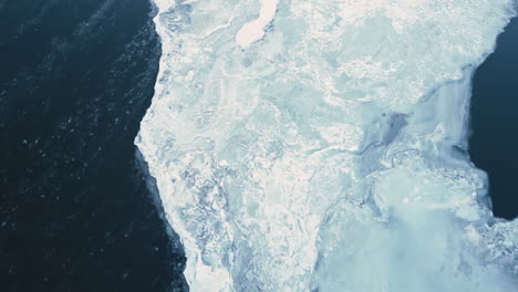 Luftaufnahme-Des-Gefrorenen-Eisgletschers,-Der-In-Der-Arktis-Schmilzt.-Drohnenflug-In-Der-Nähe-Des-Gletscherschmelzens-Verursacht-Den-Anstieg-Des-Meeresspiegels-Und-Die-Globale-Erwärmung.-Klimawandel-Konzept